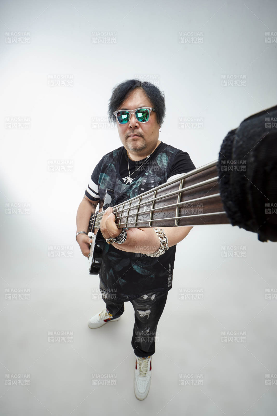 手持貝斯.低音吉他展示演奏的男性樂手人像