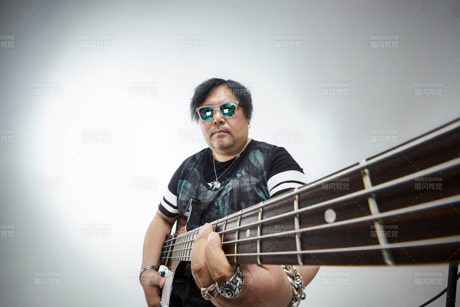 手持貝斯.低音吉他展示演奏的男性樂手人像