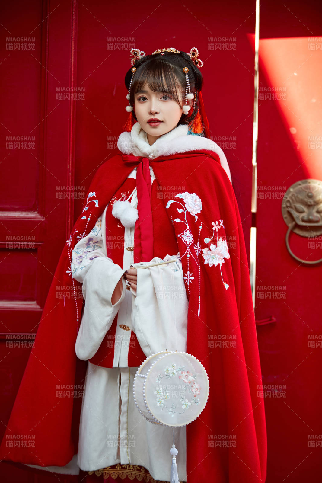 身穿喜慶漢服在古城游玩的少女