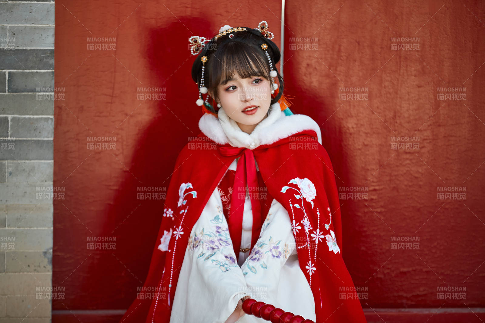 身穿喜慶漢服在古城游玩的少女