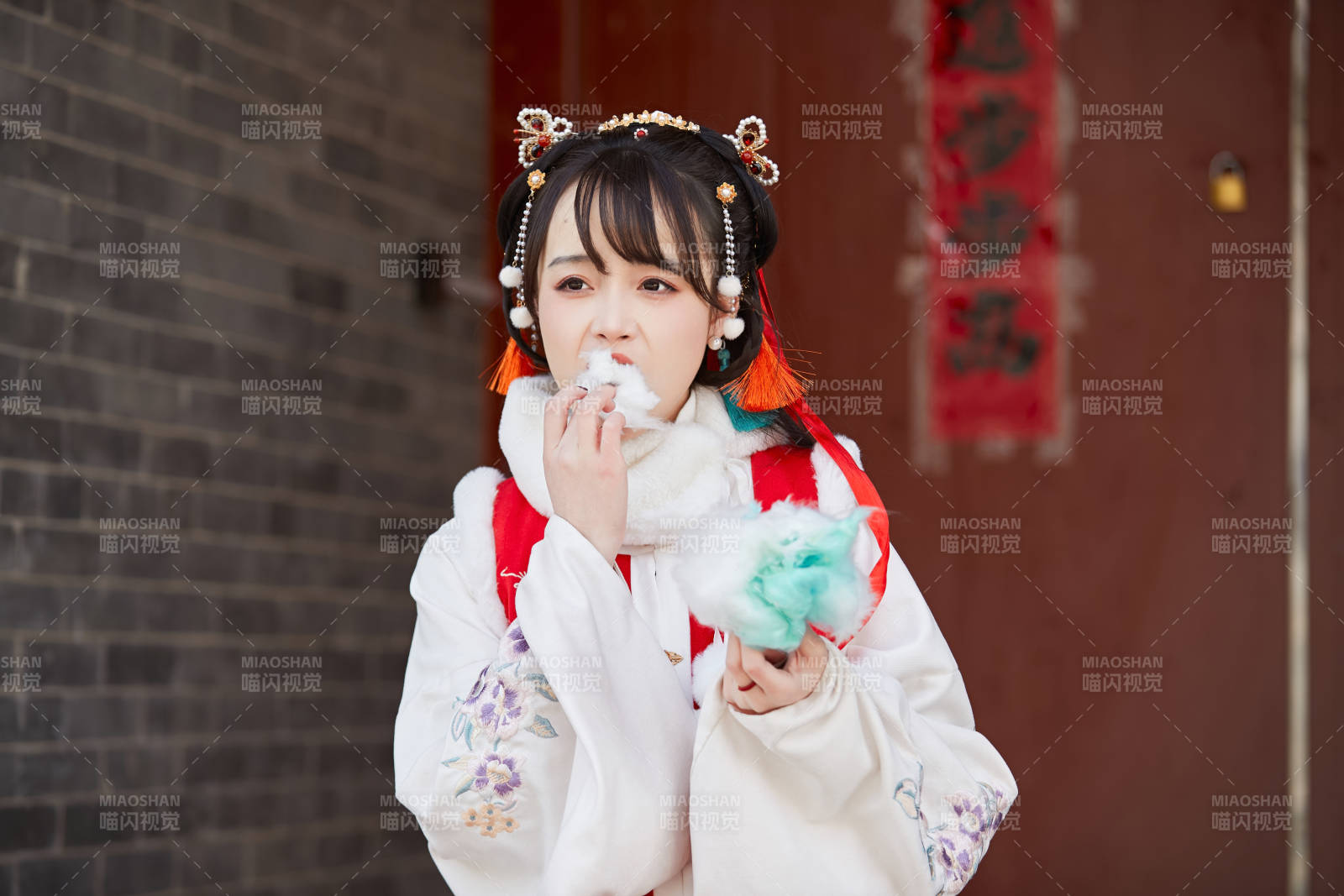 身穿喜慶漢服吃棉花糖的少女