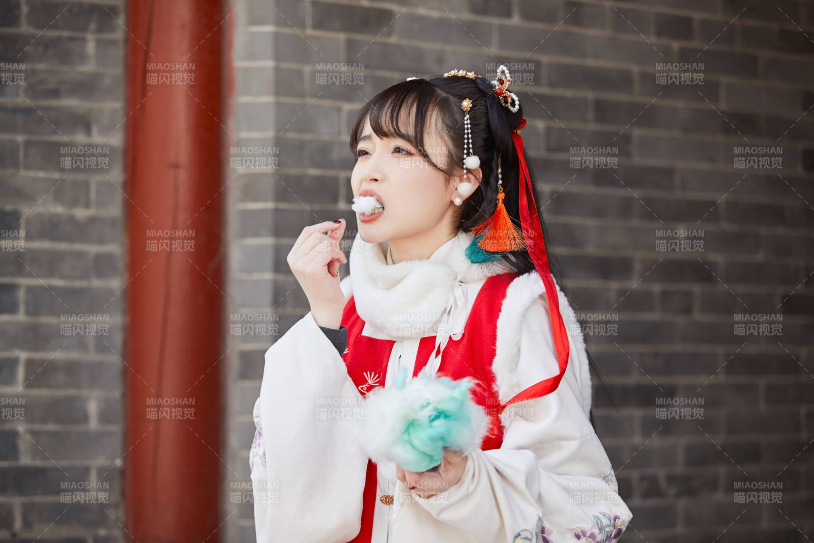 身穿喜慶漢服吃棉花糖的少女