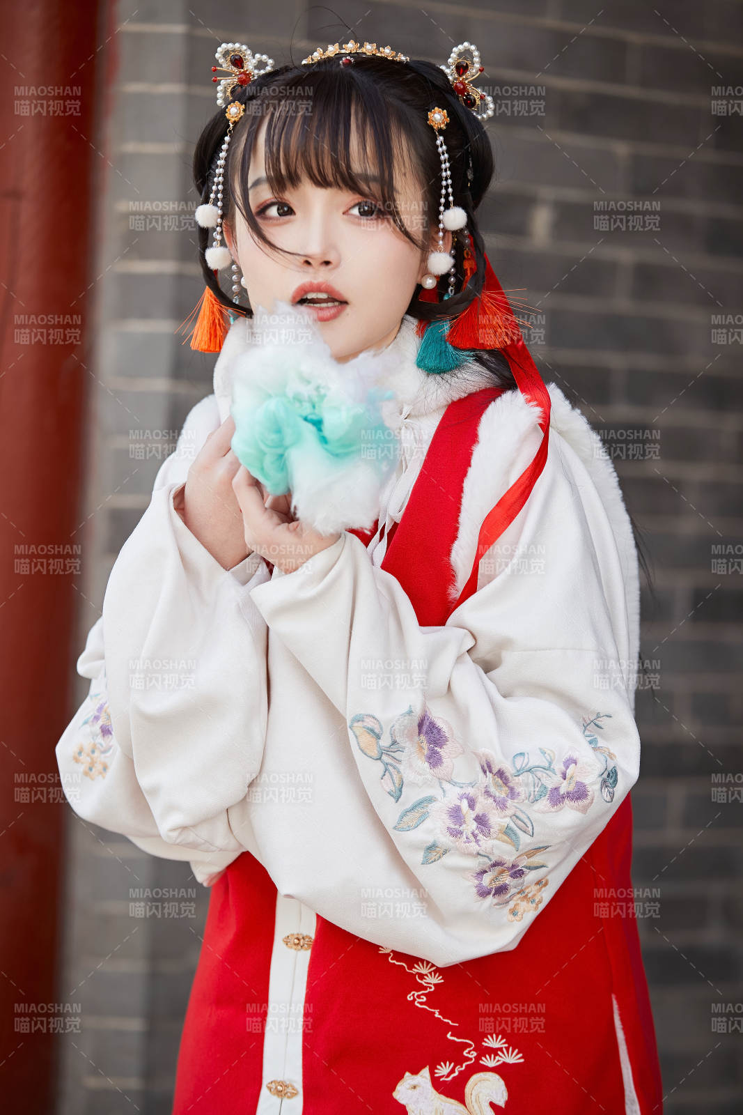 身穿喜慶漢服吃棉花糖的少女