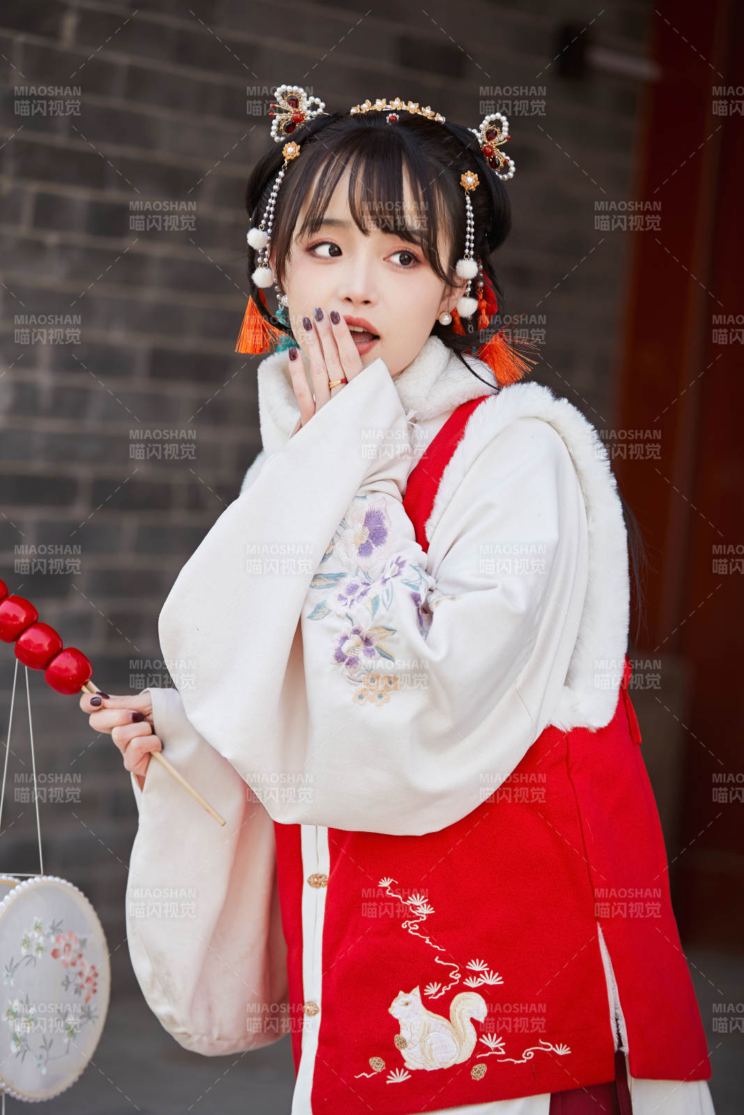 身穿喜慶漢服吃棉花糖的少女