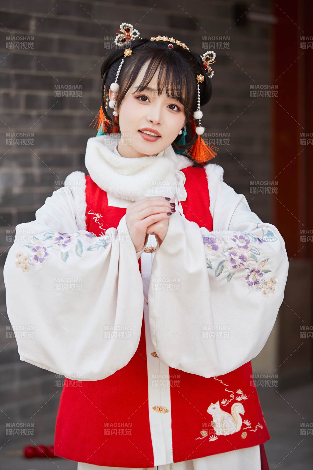 身穿喜慶漢服吃棉花糖的少女