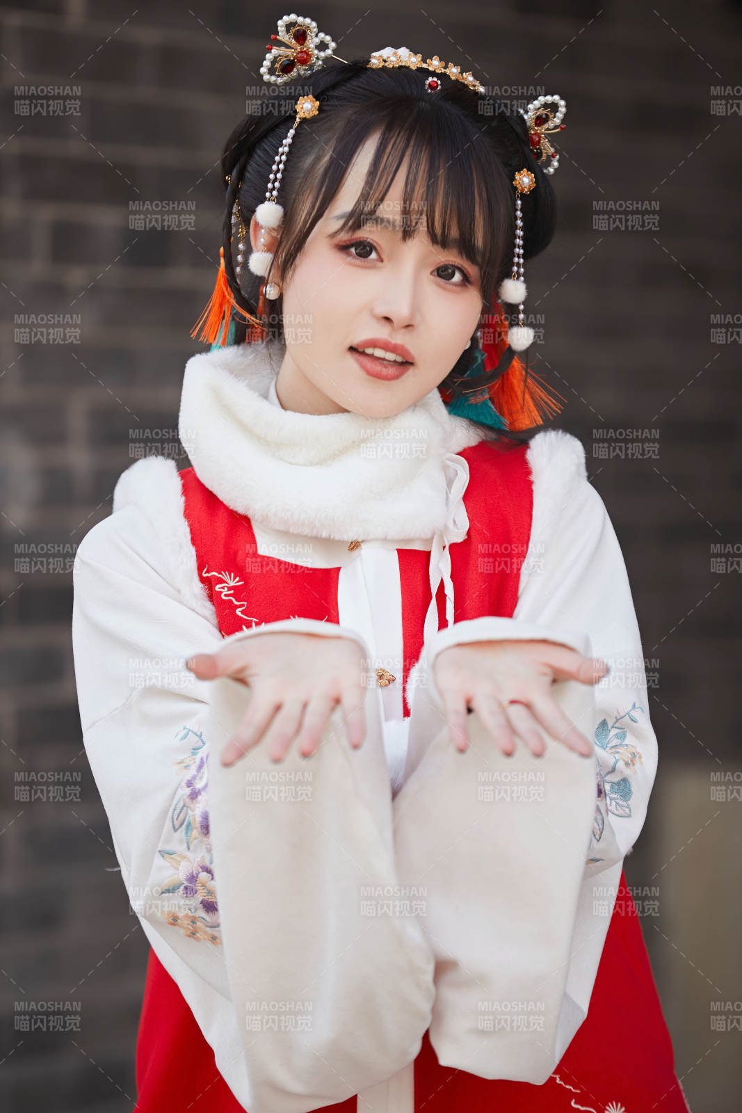 身穿喜慶漢服吃棉花糖的少女