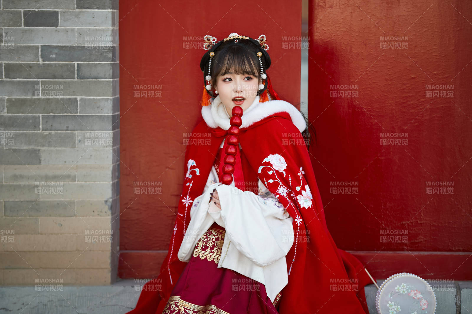 身穿喜慶漢服在古城游玩的少女