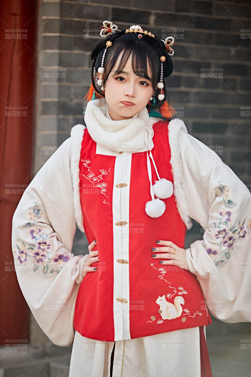 身穿喜慶漢服吃棉花糖的少女