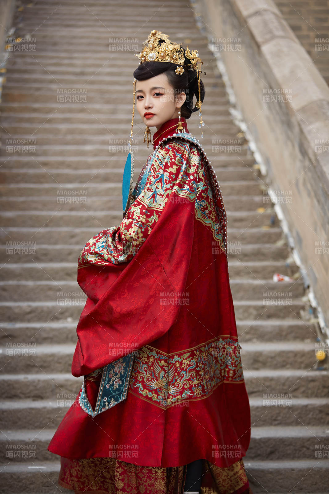 身穿喜慶漢服吃棉花糖的少女