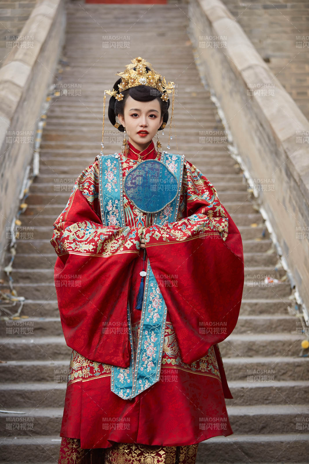 身穿明朝古裝漢服婚服的東方新娘