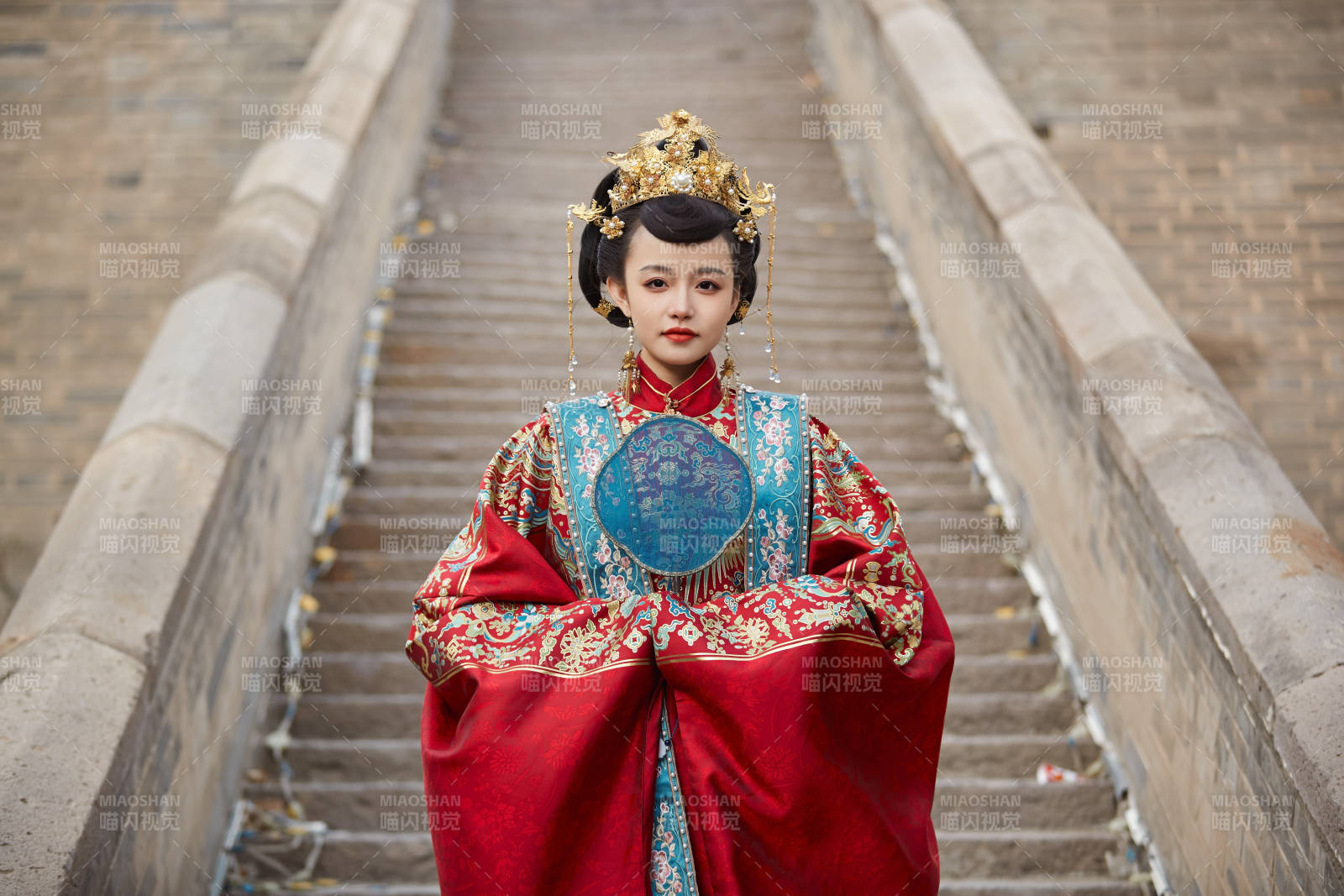 身穿明朝古裝漢服婚服的東方新娘