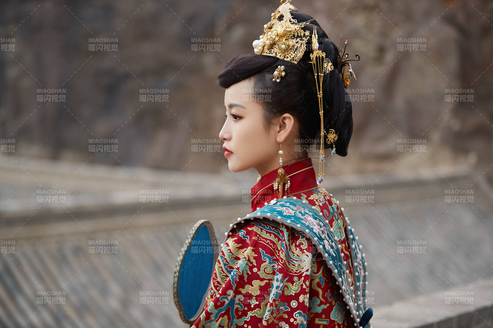 身穿明朝古裝漢服婚服的東方新娘