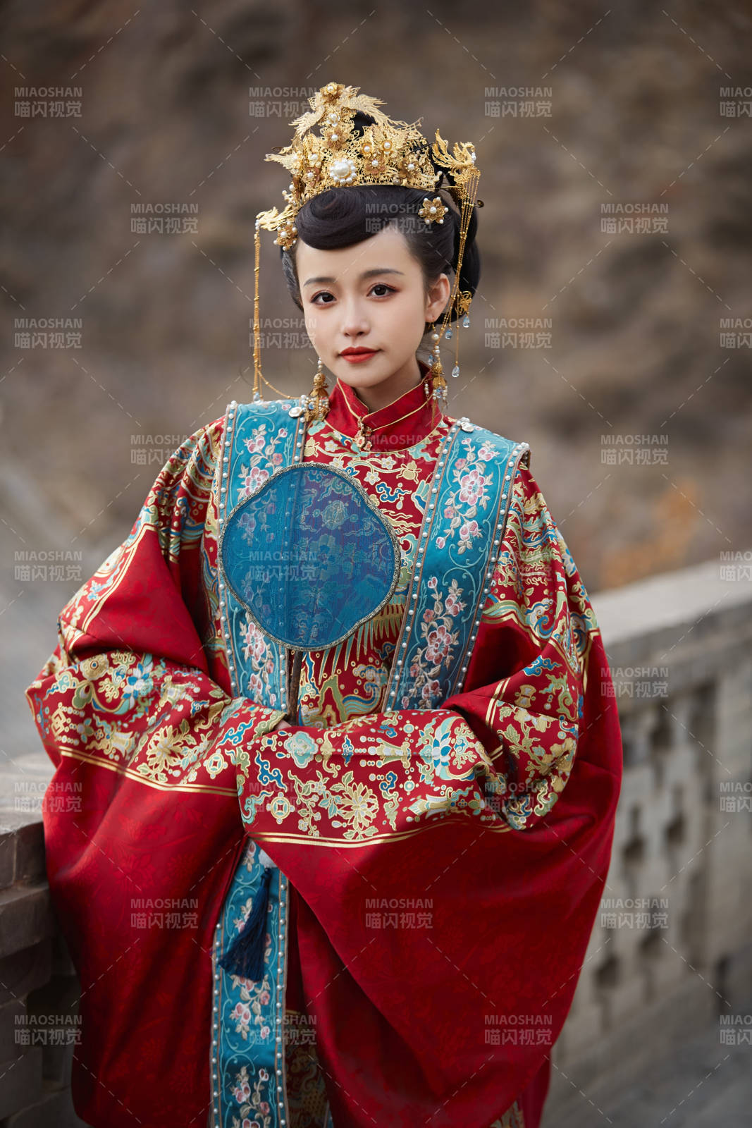 身穿明朝古裝漢服婚服的東方新娘