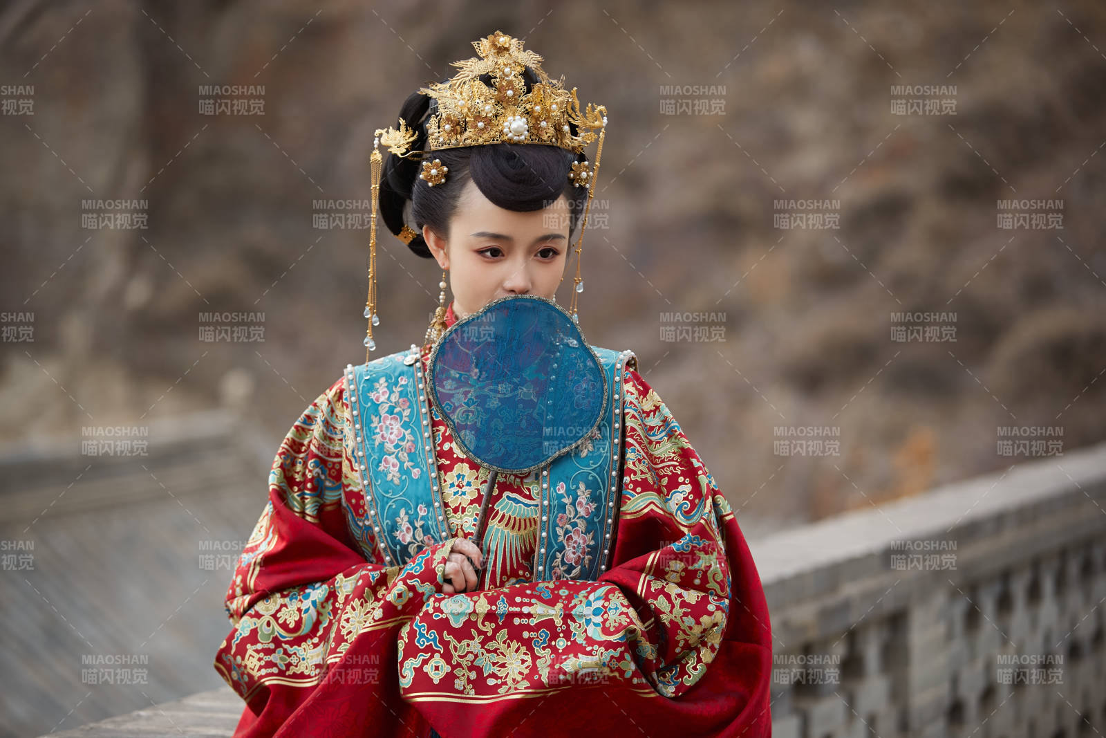 身穿明朝古裝漢服婚服的東方新娘