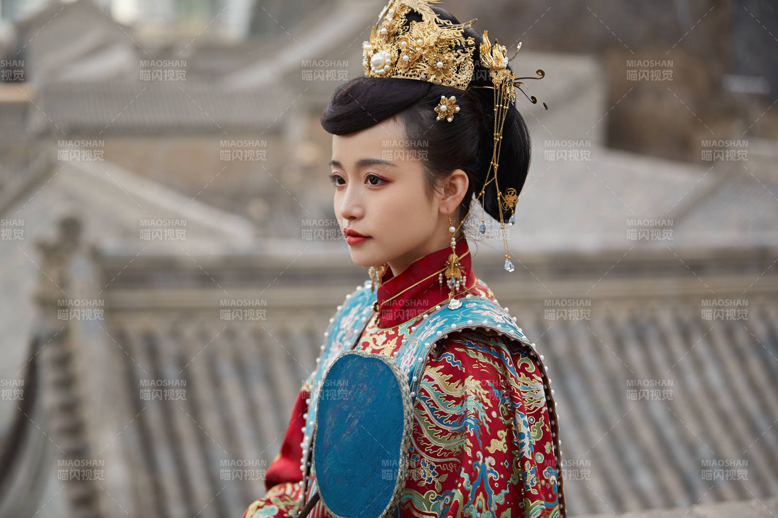 身穿明朝古裝漢服婚服的東方新娘