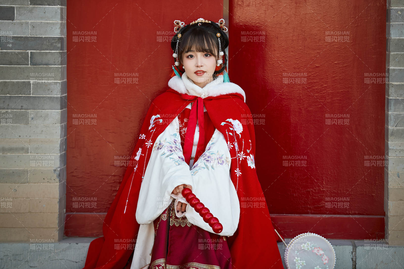 身穿喜慶漢服在古城游玩的少女