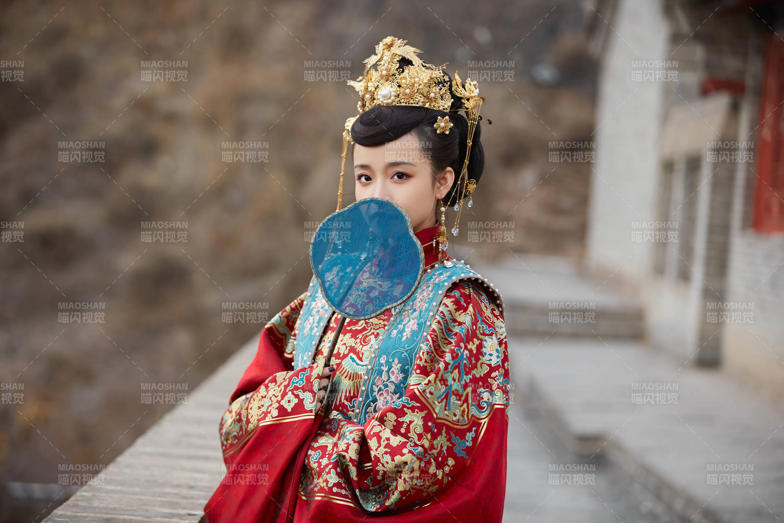 身穿明朝古裝漢服婚服的東方新娘