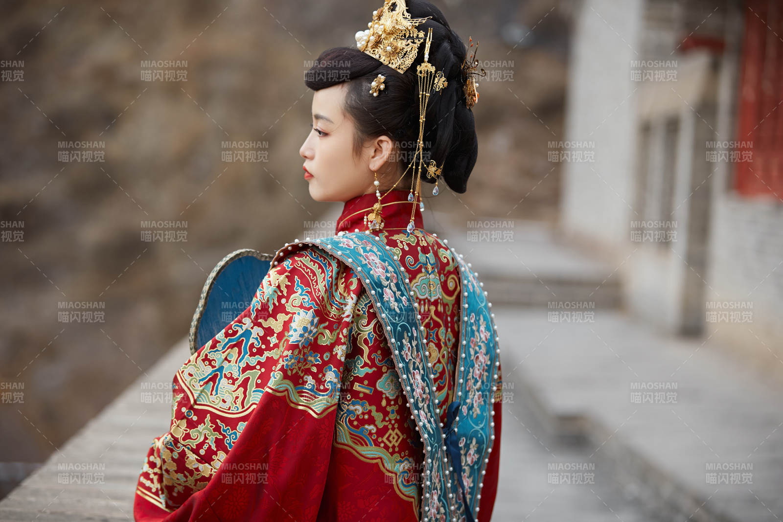 身穿明朝古裝漢服婚服的東方新娘