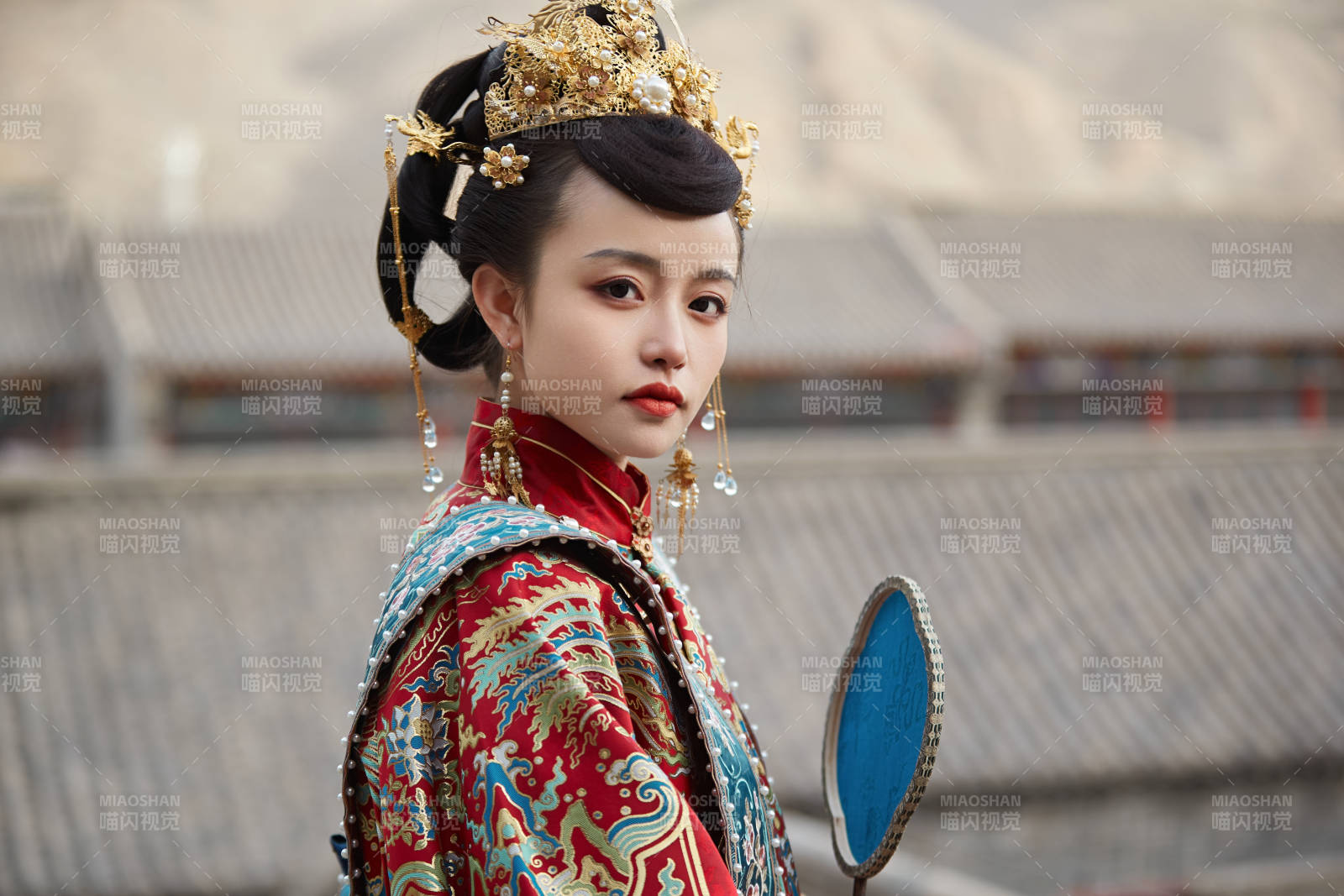 身穿明朝古裝漢服婚服的東方新娘