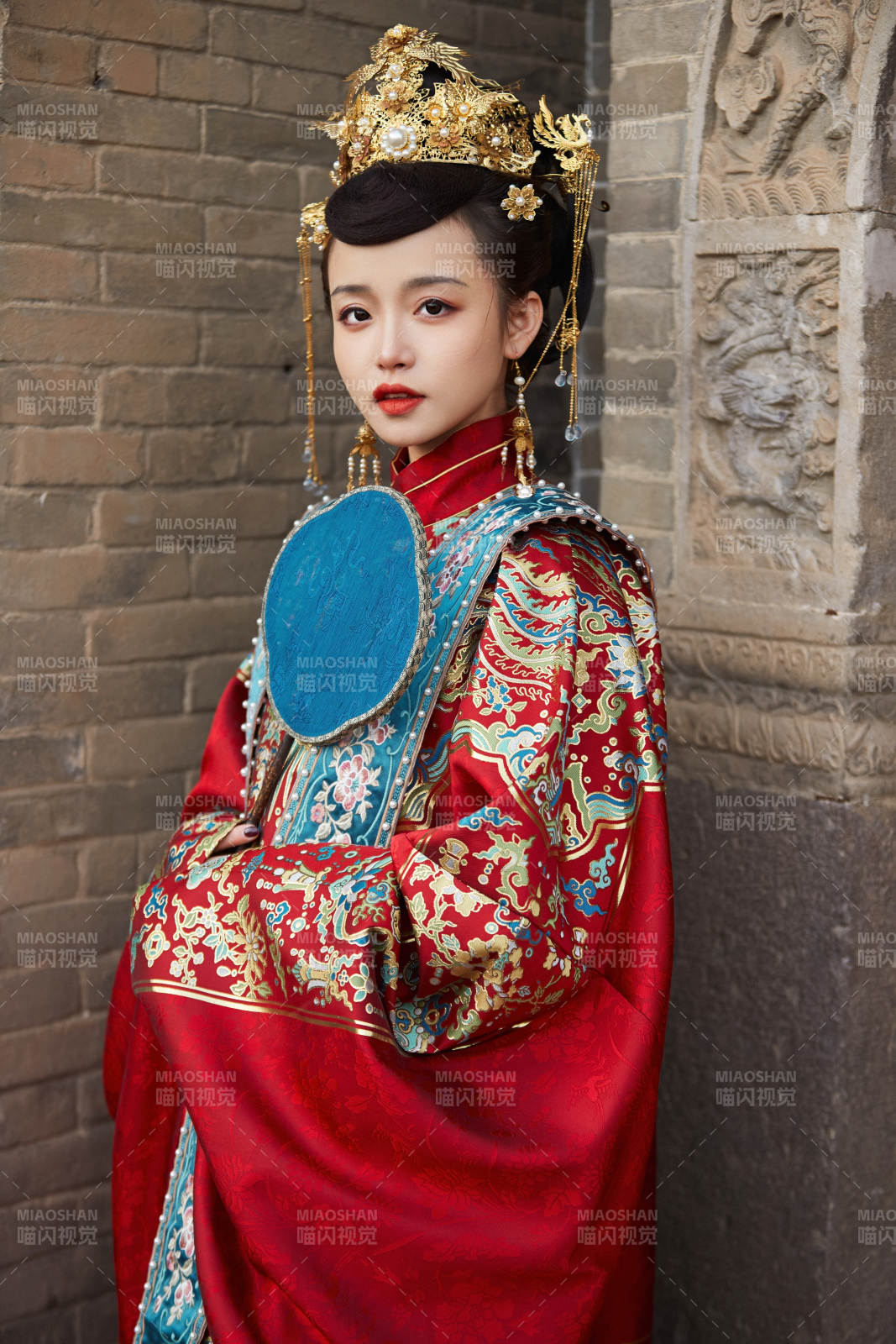 身穿明朝古裝漢服婚服的東方新娘