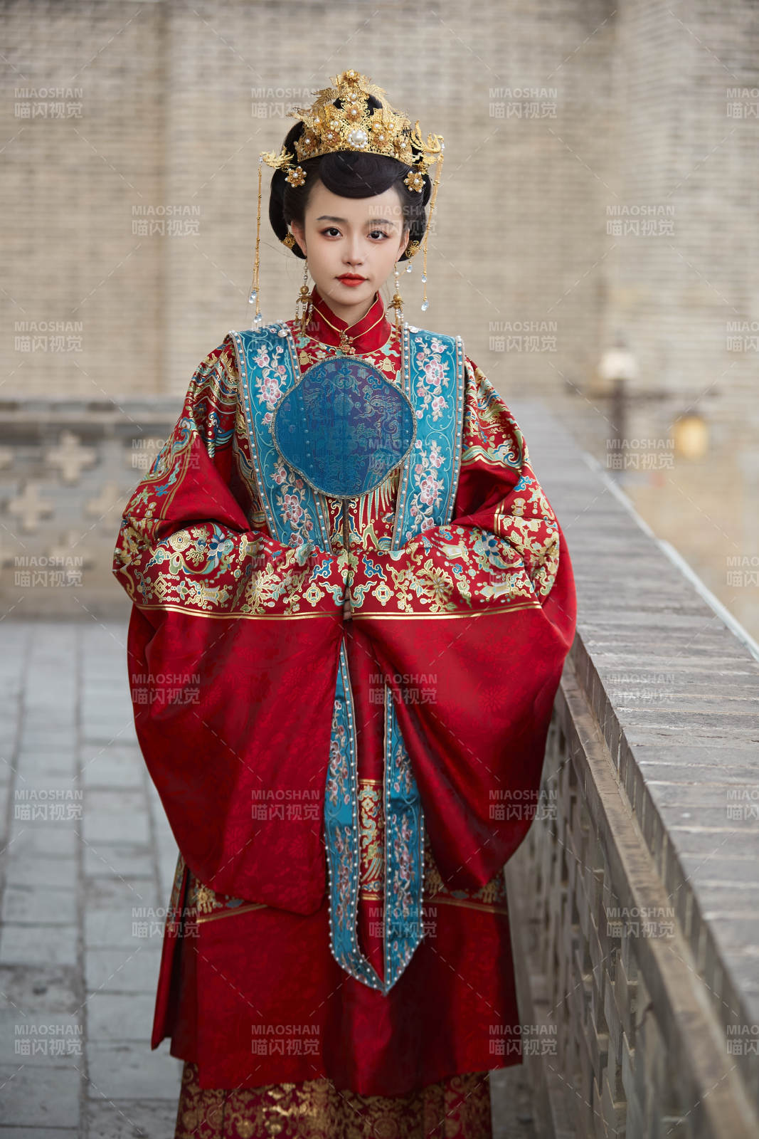 身穿明朝古裝漢服婚服的東方新娘