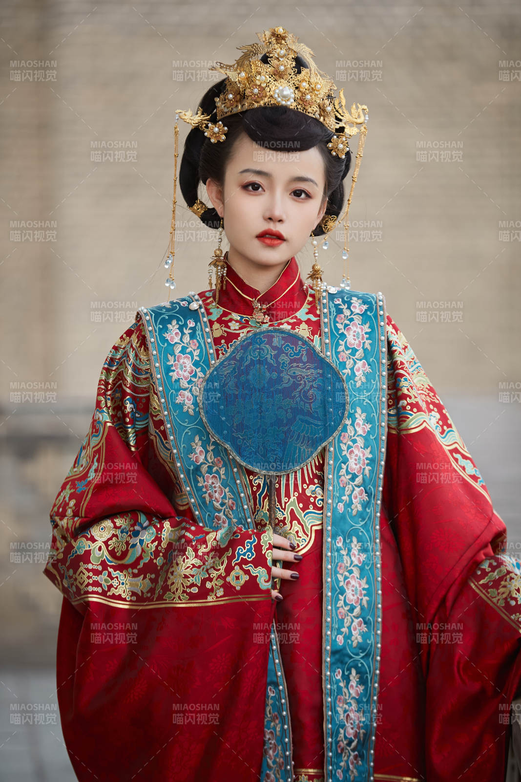 身穿明朝古裝漢服婚服的東方新娘