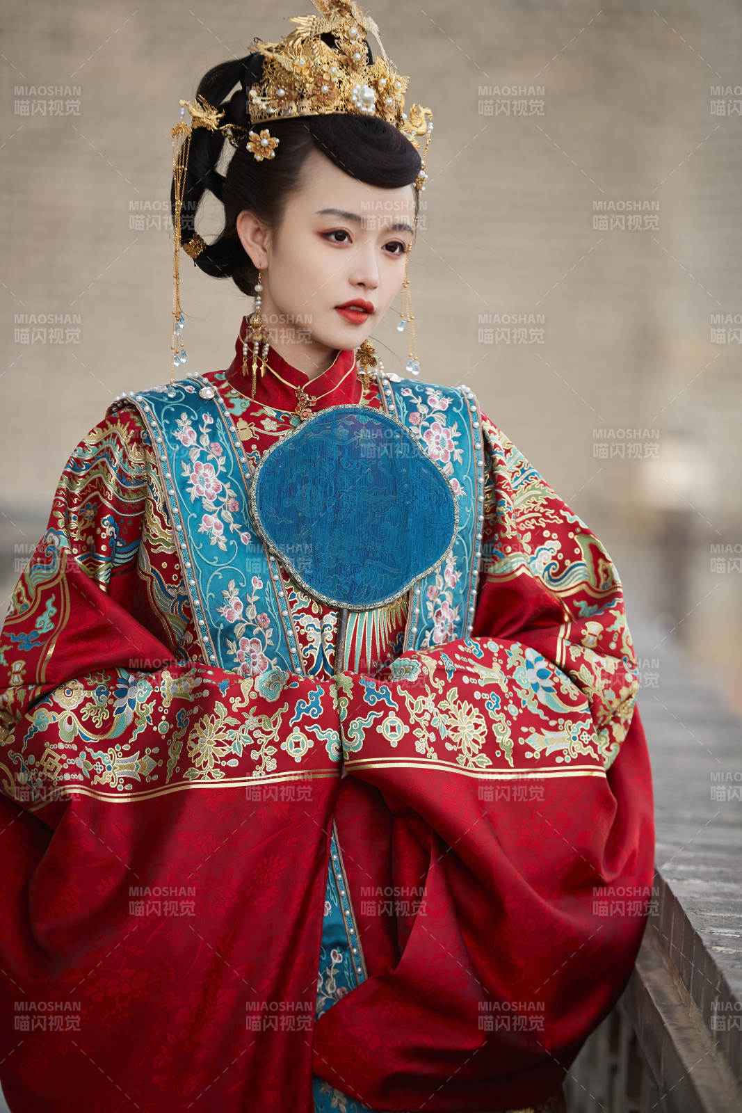 身穿明朝古裝漢服婚服的東方新娘