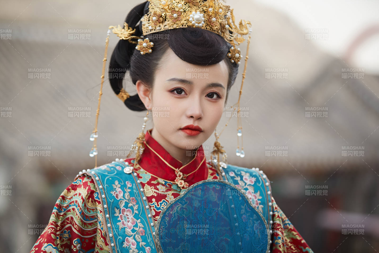 身穿明朝古裝漢服婚服的東方新娘