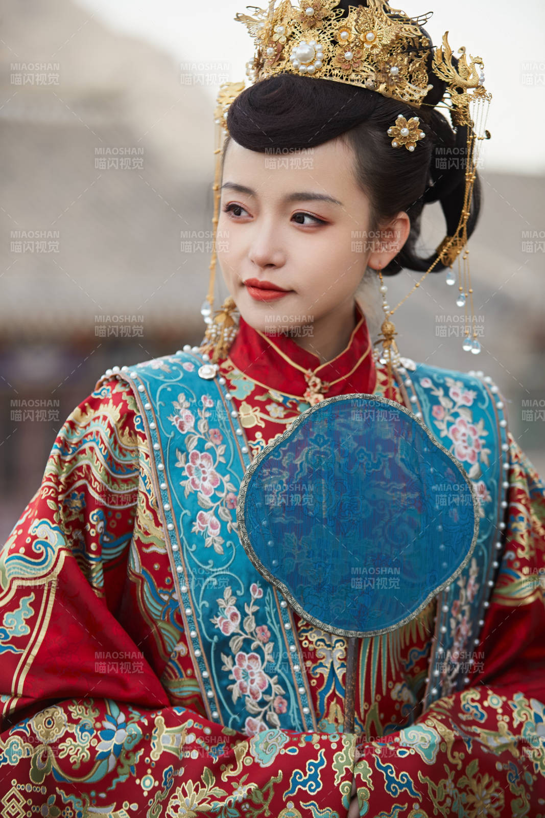 身穿明朝古裝漢服婚服的東方新娘