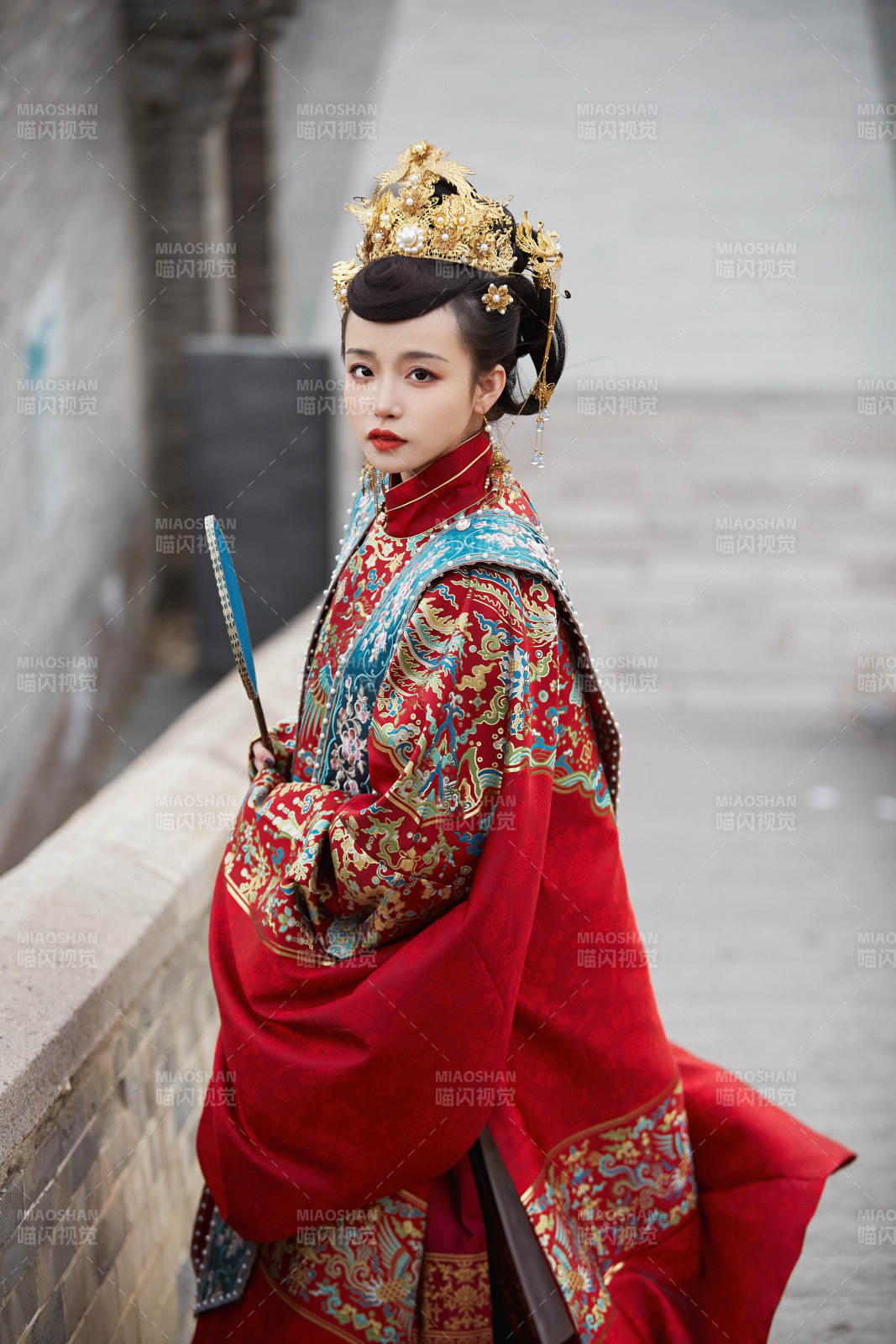 身穿明朝古裝漢服婚服的東方新娘