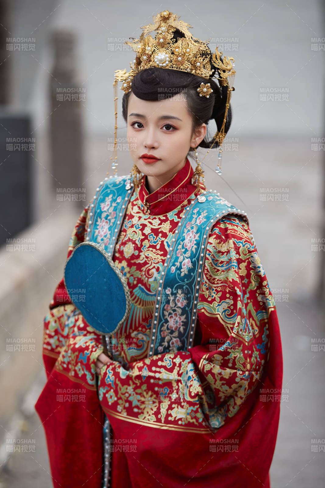 身穿明朝古裝漢服婚服的東方新娘