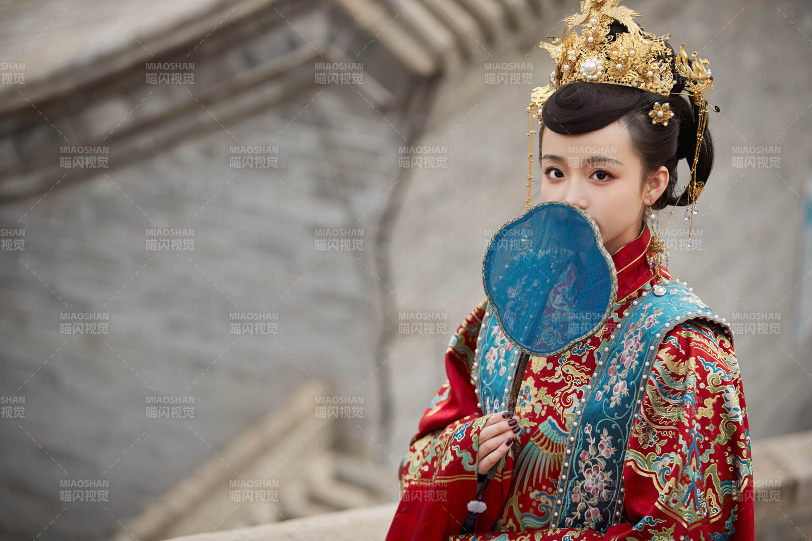 身穿明朝古裝漢服婚服的東方新娘