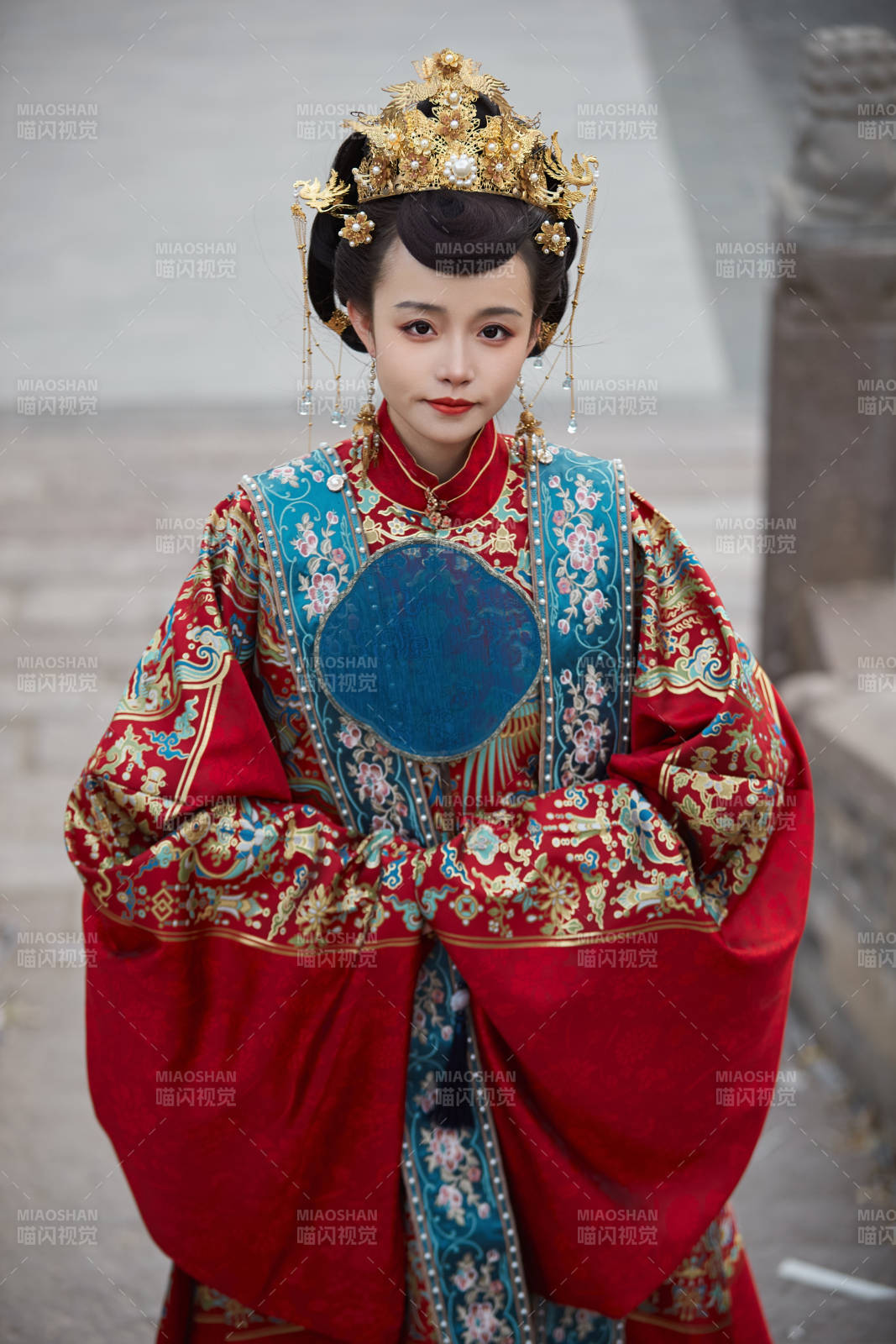 身穿明朝古裝漢服婚服的東方新娘