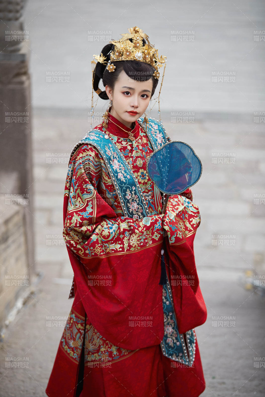 身穿明朝古裝漢服婚服的東方新娘