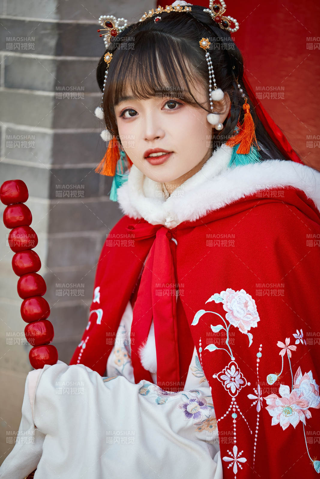 身穿喜慶漢服在古城游玩的少女