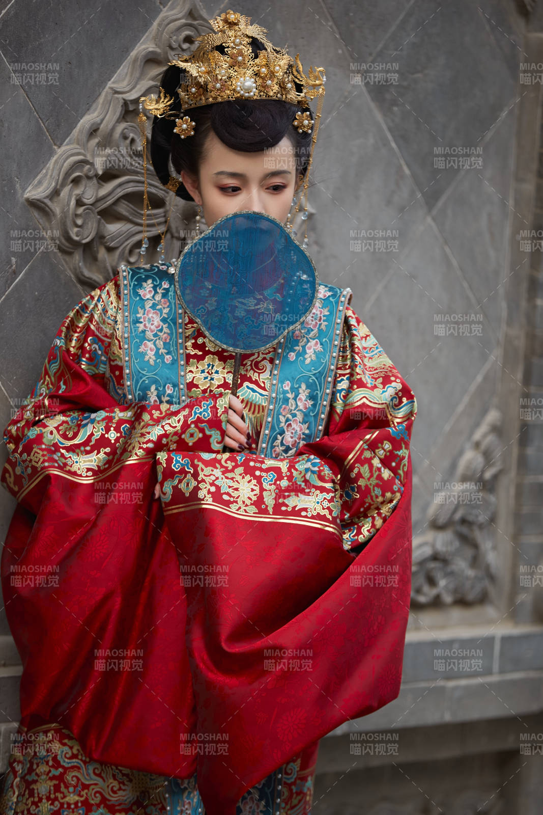 身穿明朝古裝漢服婚服的東方新娘