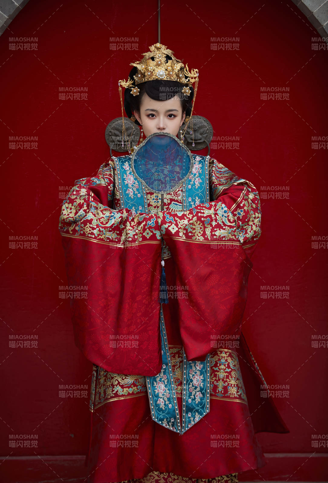 身穿明朝古裝漢服婚服的東方新娘