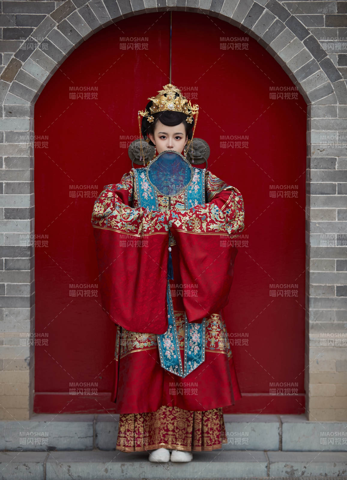 身穿明朝古裝漢服婚服的東方新娘