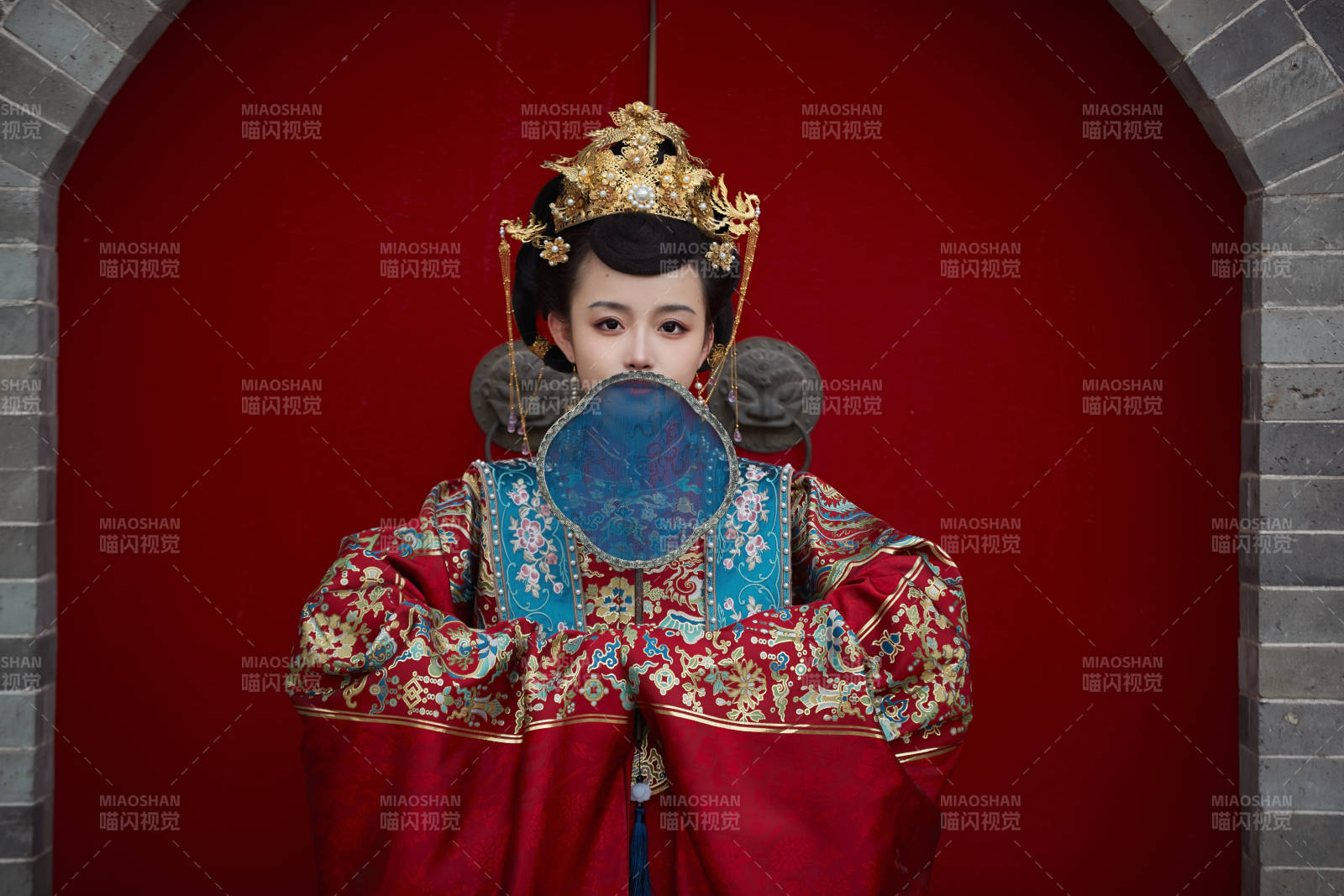 身穿明朝古裝漢服婚服的東方新娘