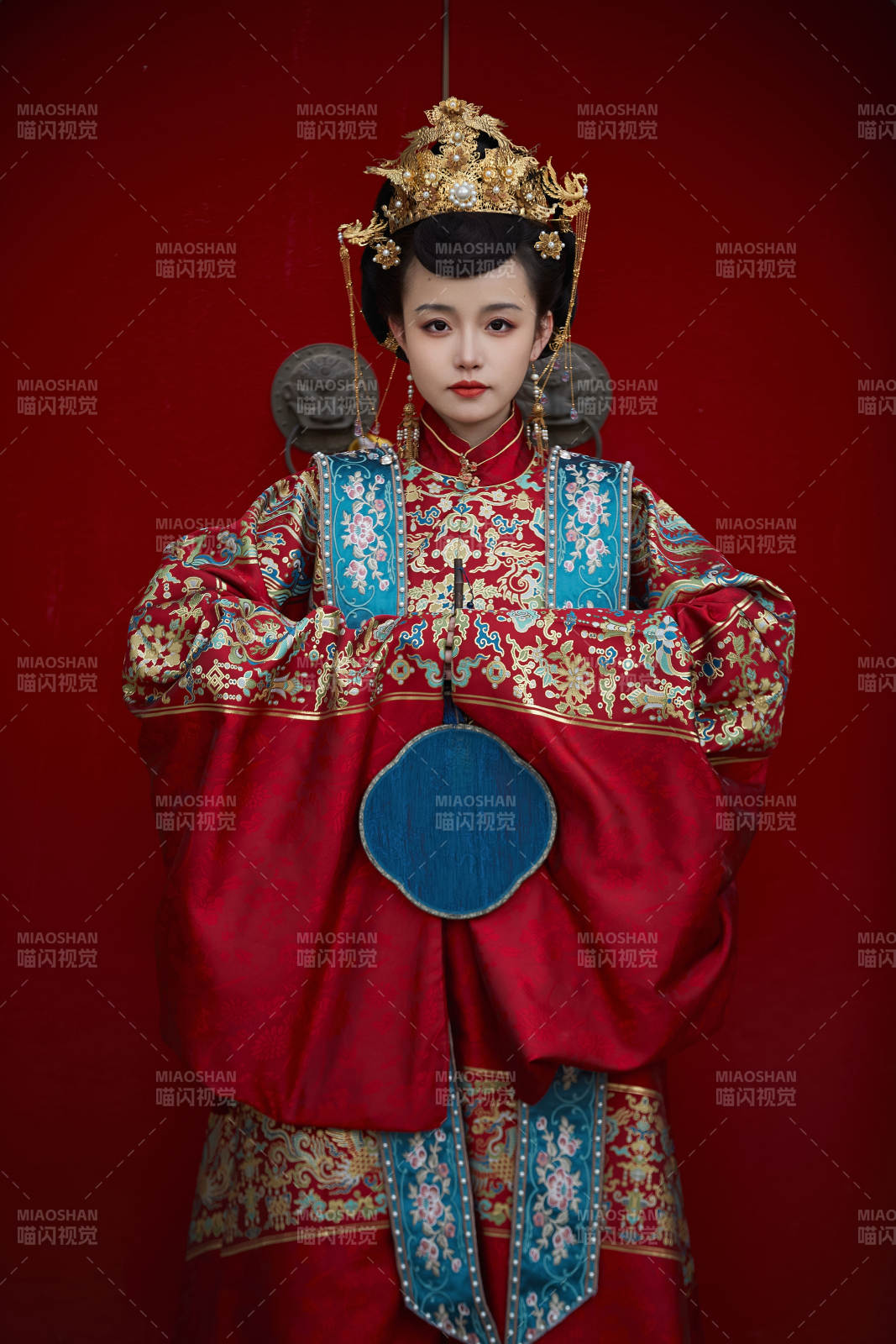 身穿明朝古裝漢服婚服的東方新娘