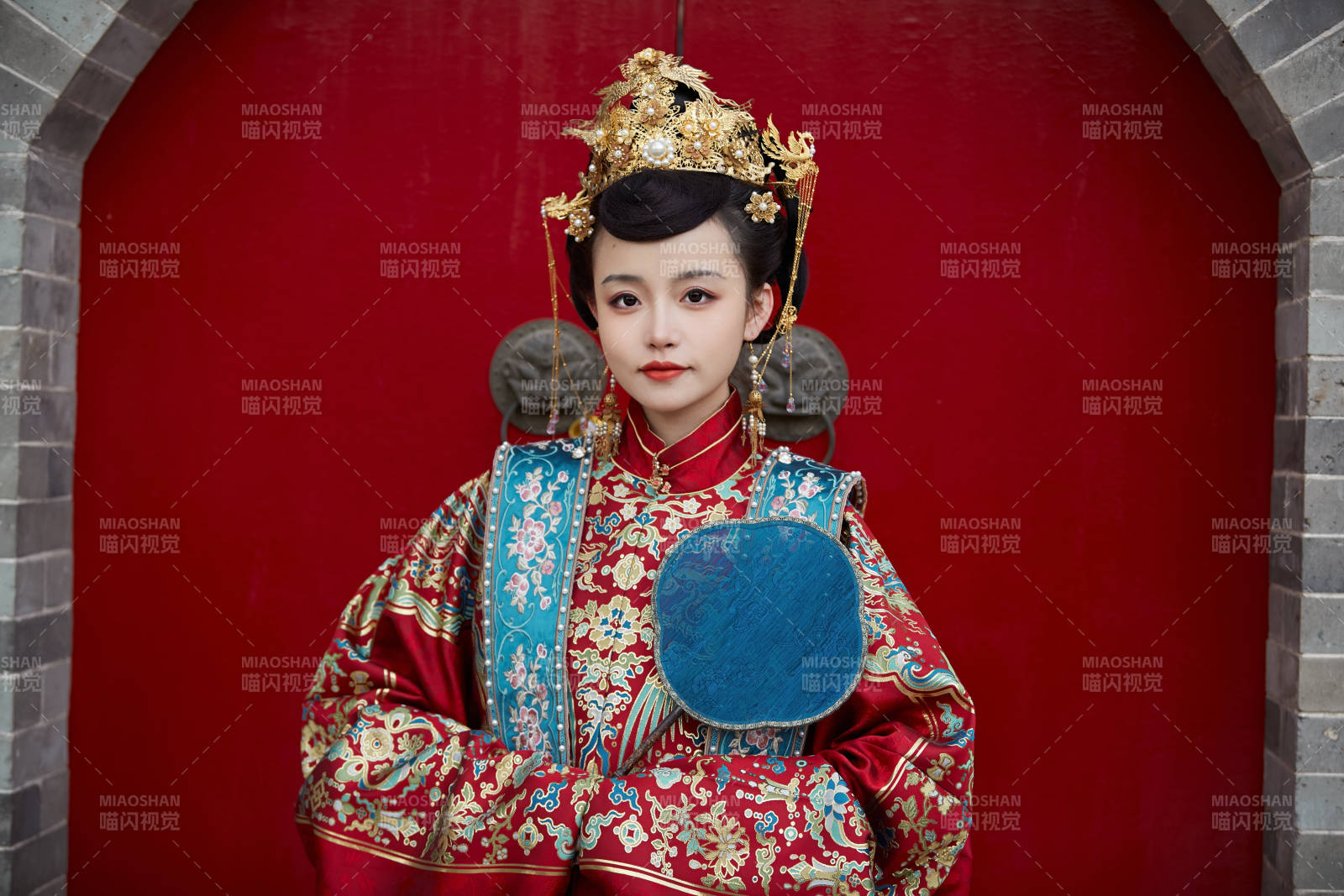 身穿明朝古裝漢服婚服的東方新娘