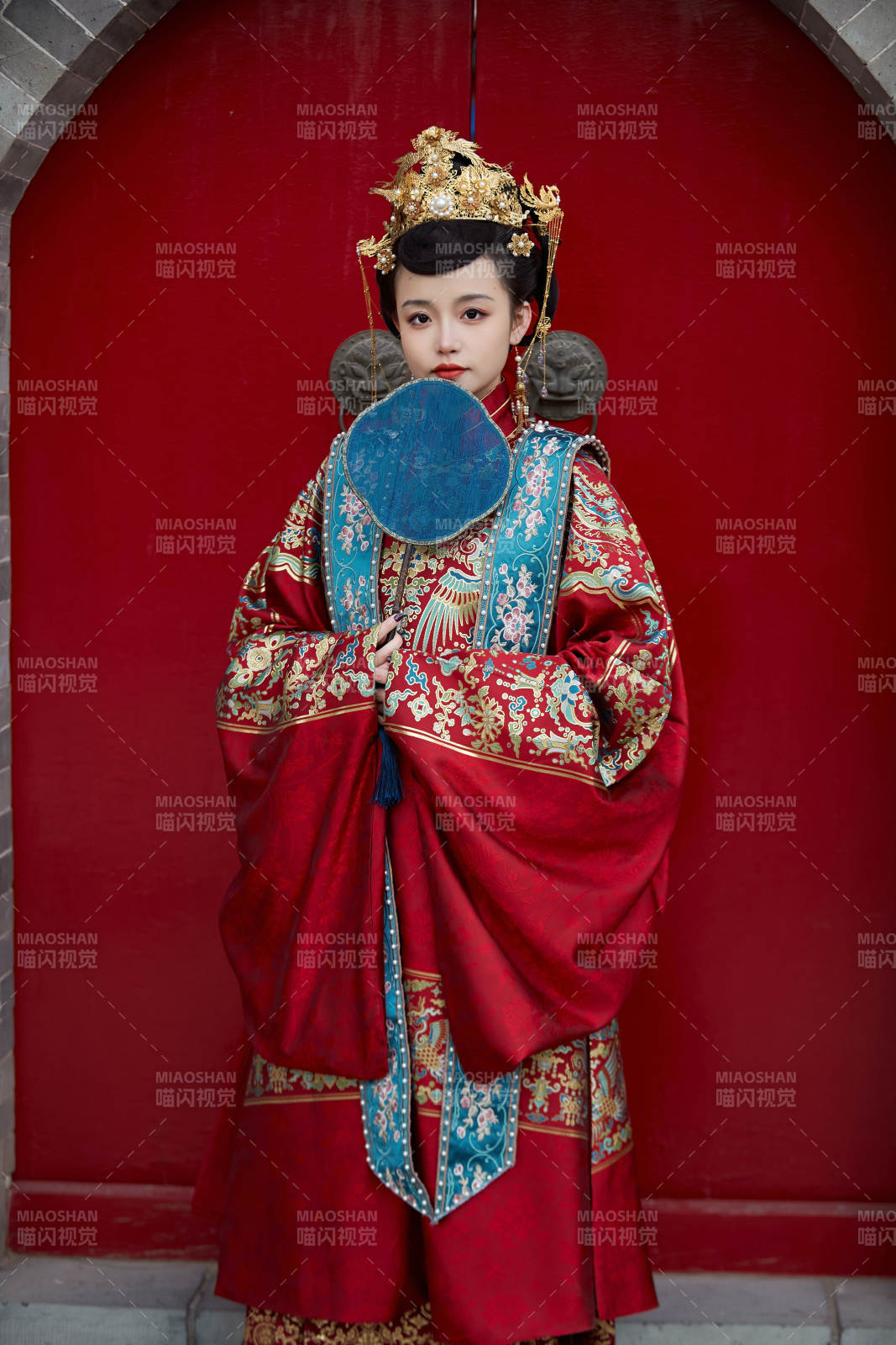 身穿明朝古裝漢服婚服的東方新娘