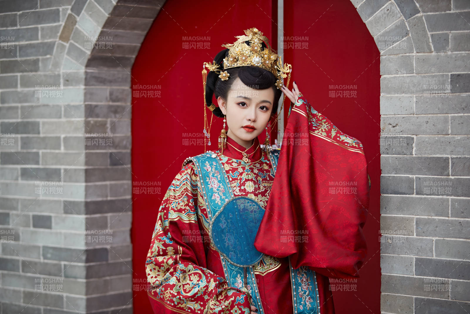 身穿明朝古裝漢服婚服的東方新娘