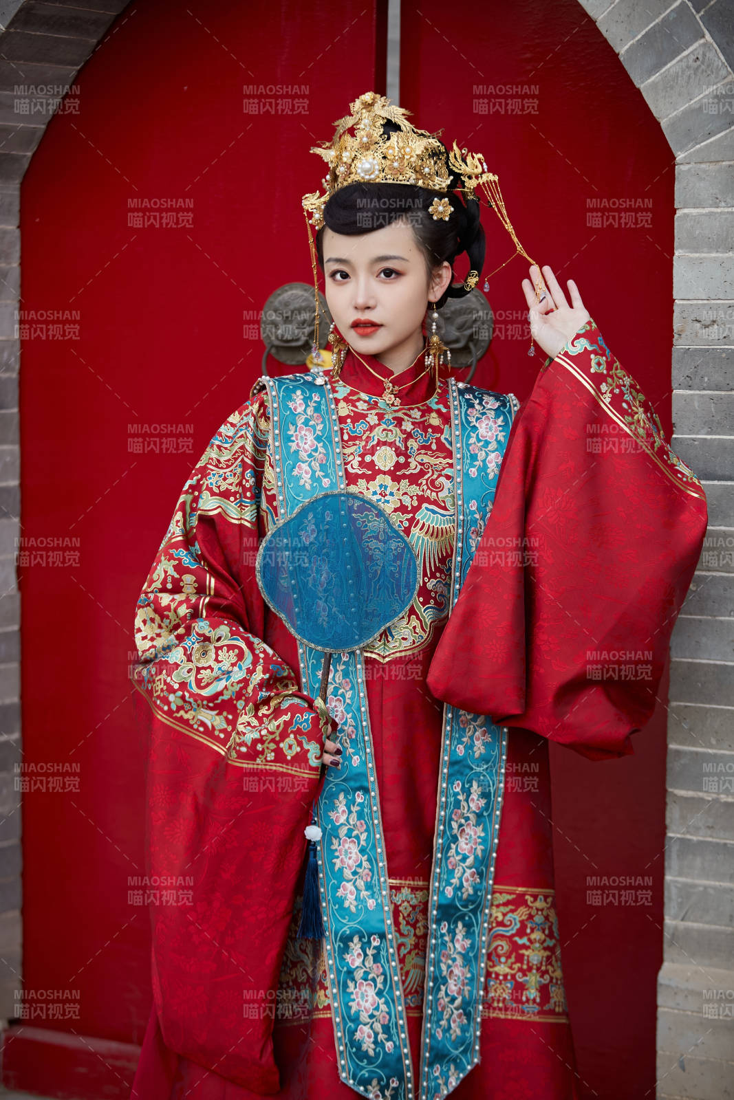 身穿明朝古裝漢服婚服的東方新娘