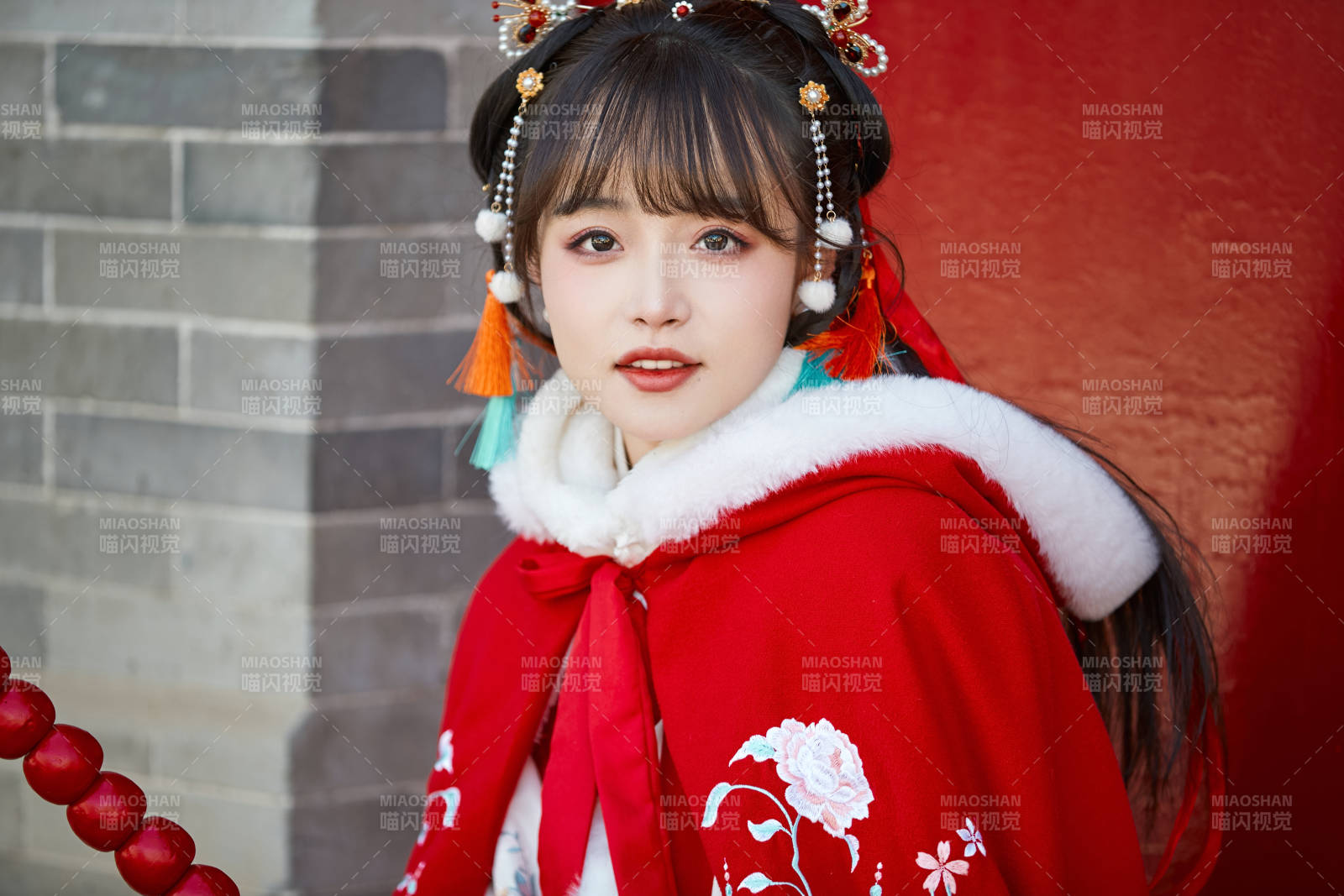 身穿喜慶漢服在古城游玩的少女