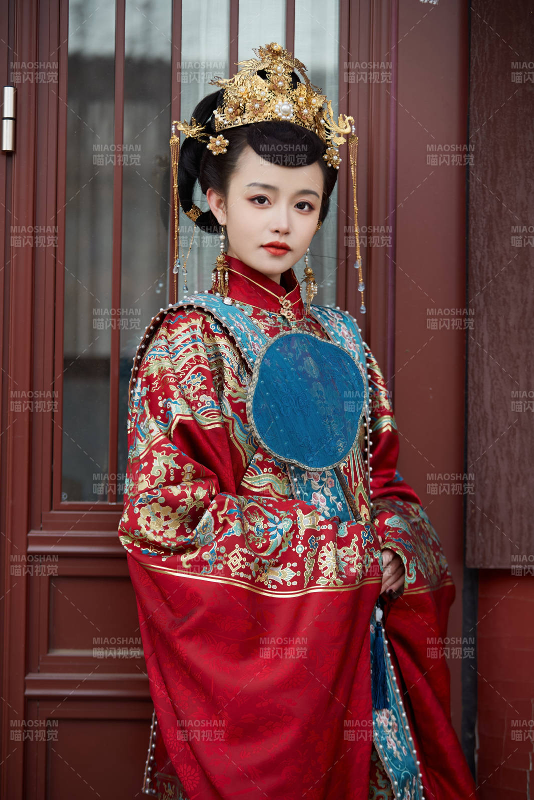 身穿明朝古裝漢服婚服的東方新娘