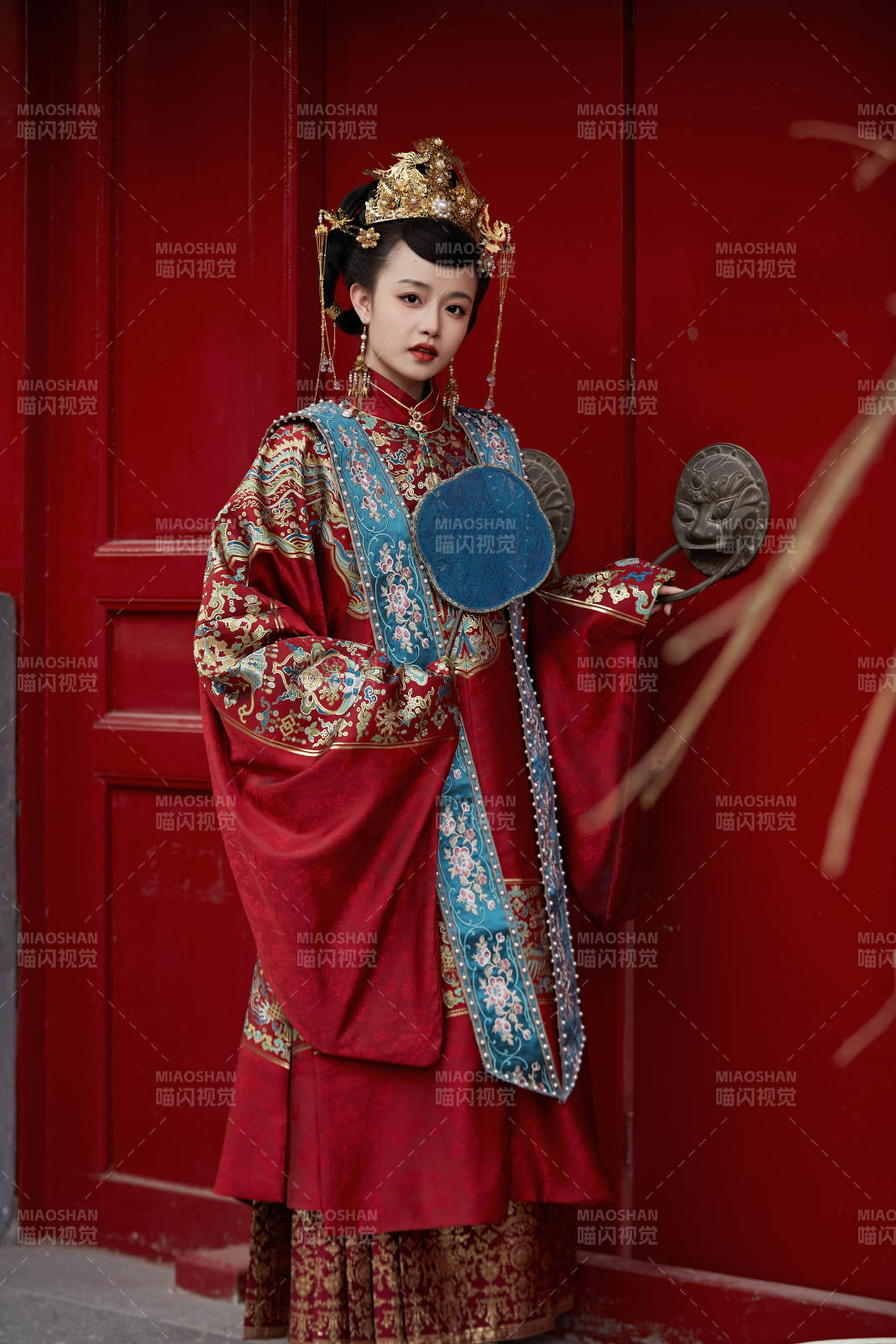 身穿明朝古裝漢服婚服的東方新娘