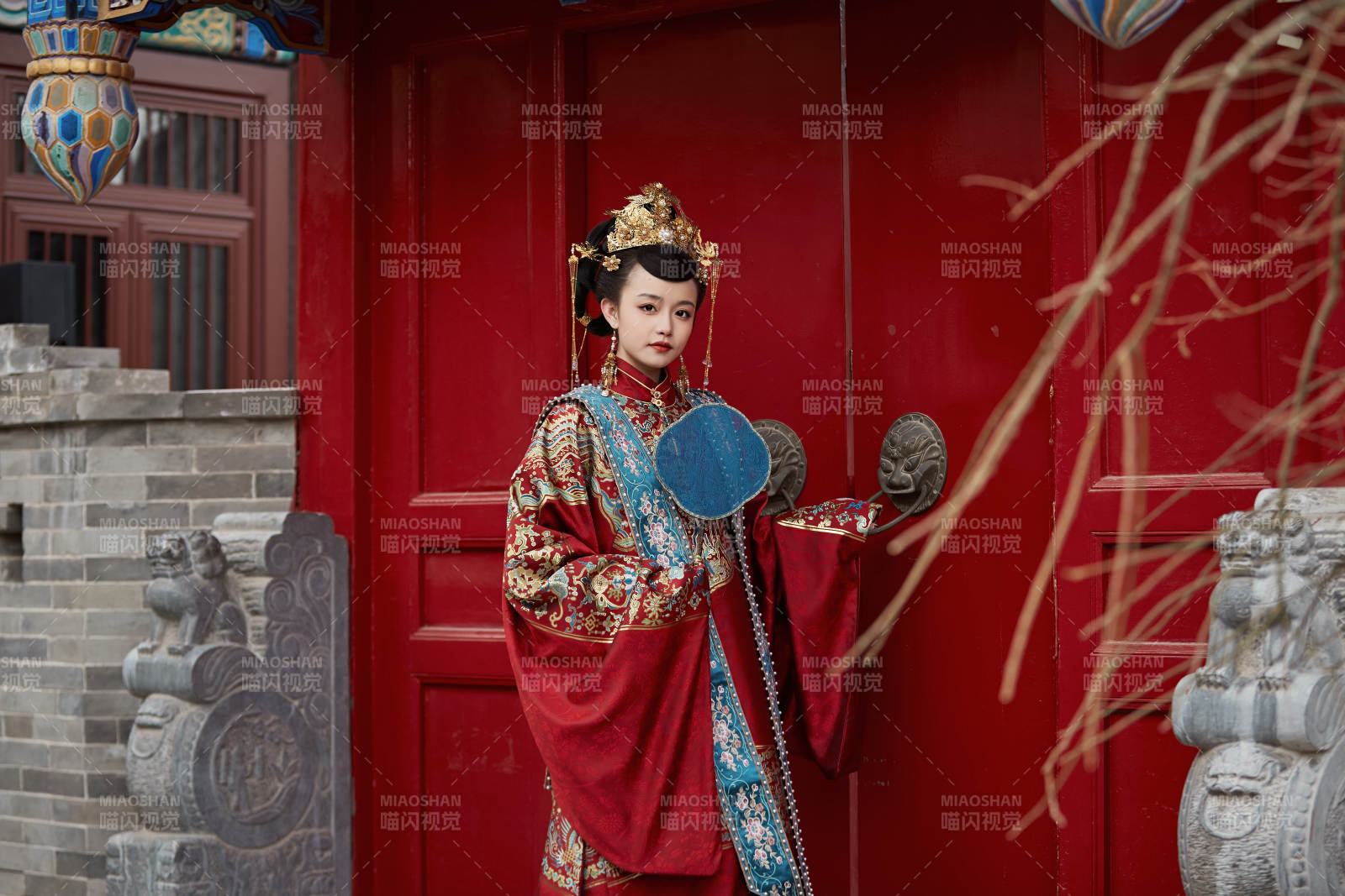 身穿明朝古裝漢服婚服的東方新娘