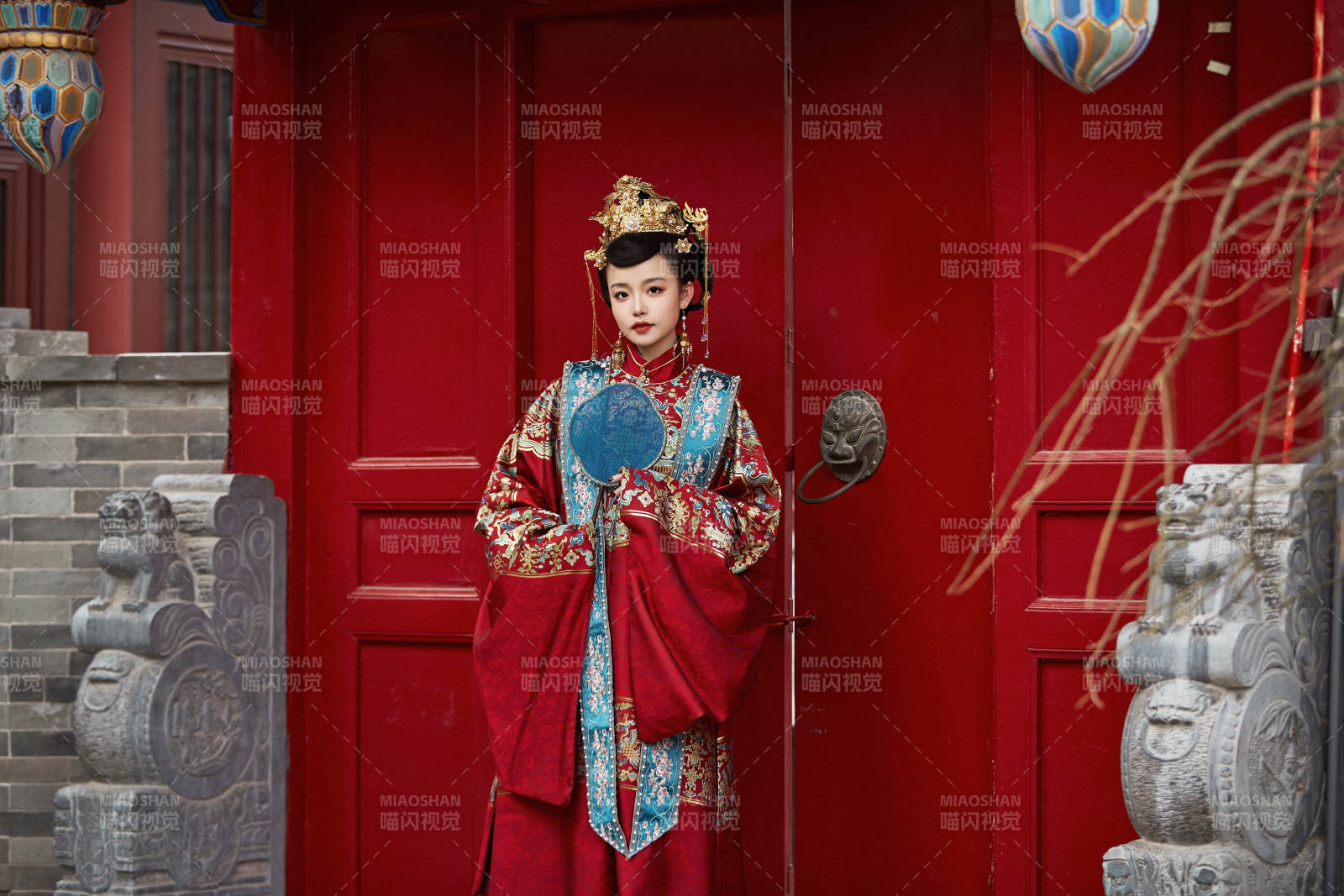 身穿明朝古裝漢服婚服的東方新娘