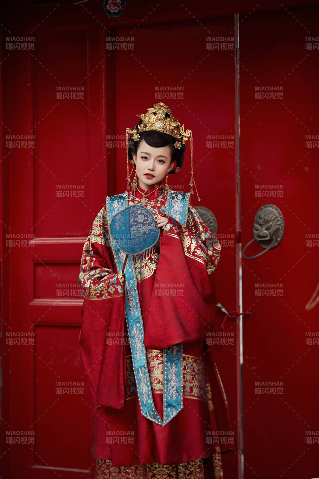 身穿明朝古裝漢服婚服的東方新娘